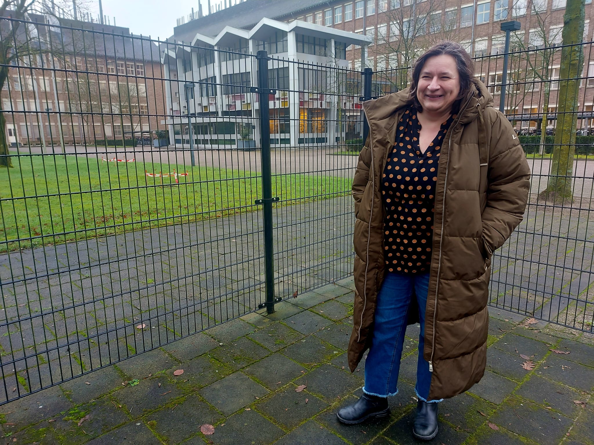 dr. ir. Chantal Reusken, voor de ingang van het RIVM in Bilthoven. Foto: Vester Schippers.