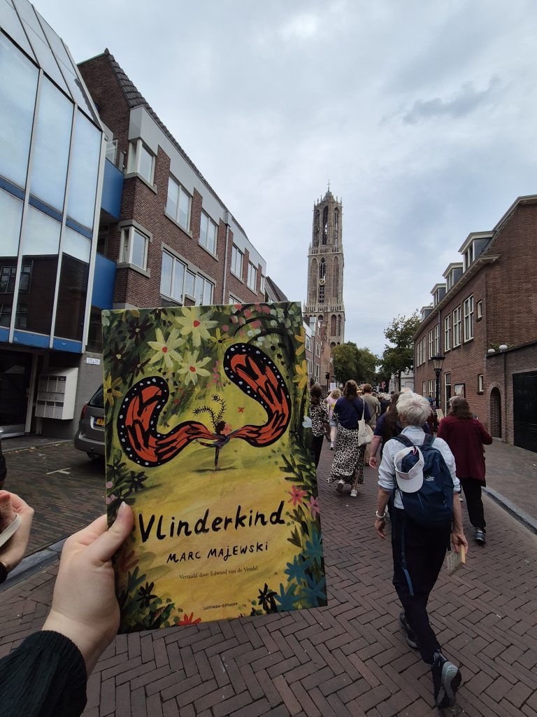 Met een boek in de hand tegen censuur en autocratie