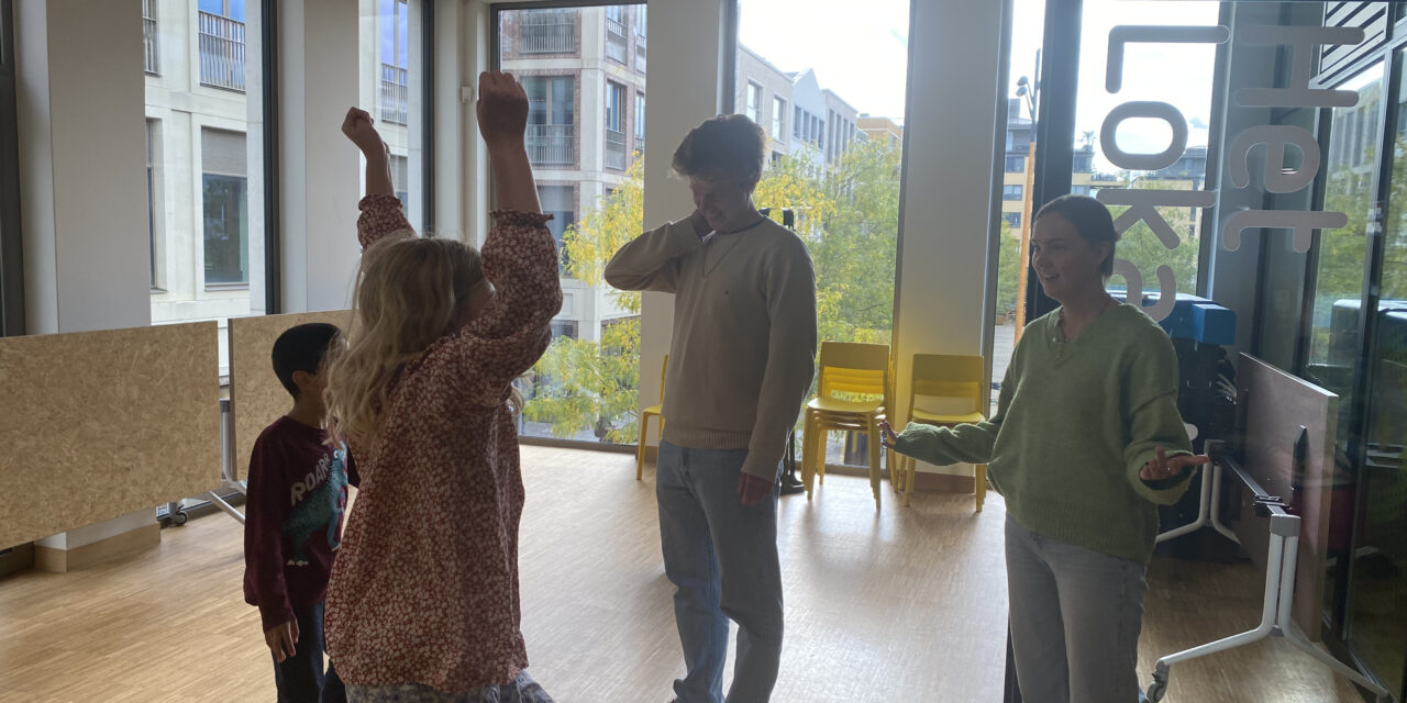 Kinderen kruipen uit hun schulp tijdens toneellessen in Bibliotheek Leidsche Rijn