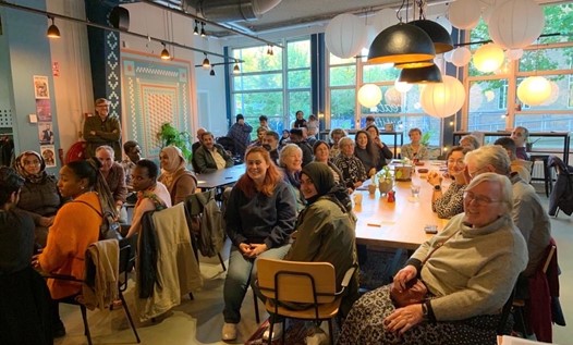Verbinding tussen AZC’ers en buurtbewoners in Oog in Al tijdens ontmoetingsavond