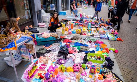 Liza van Brummen (14) was al om zeven uur uit de veren voor haar eigen kleedje op de rommelmarkt in Leidsche Rijn