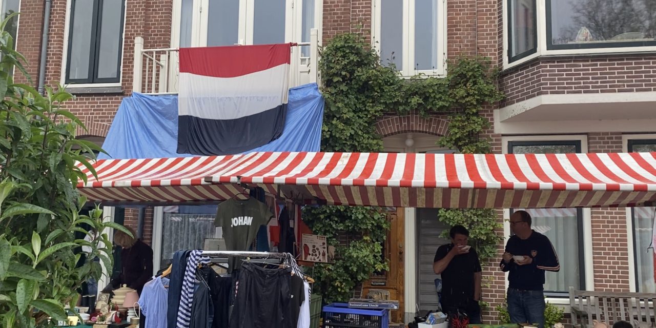 Ondanks de regen een spetterend feest, Lombok viert bevrijdingsdag met straatfeesten