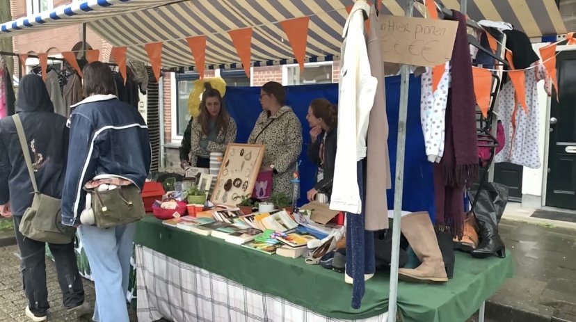 De jaarlijkse rommelmarkt van 5 mei