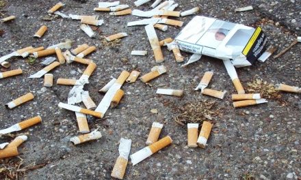 Sigaretten peuken op het station Woerden