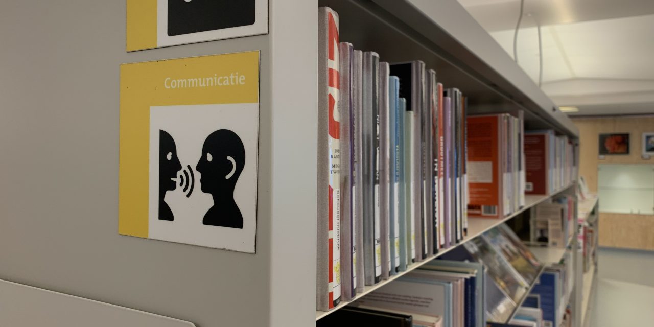 Anderstaligen leren Nederlands in het Taalcafé in de bibliotheek Woerden