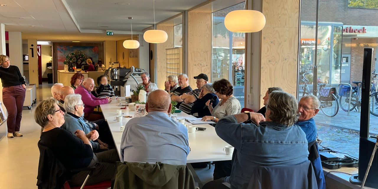 Voorleeslunch in de bibliotheek van Woerden brengt ‘senioren’ terug naar hun jeugd