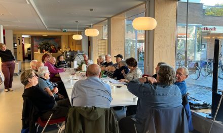 Voorleeslunch in de bibliotheek van Woerden brengt ‘senioren’ terug naar hun jeugd