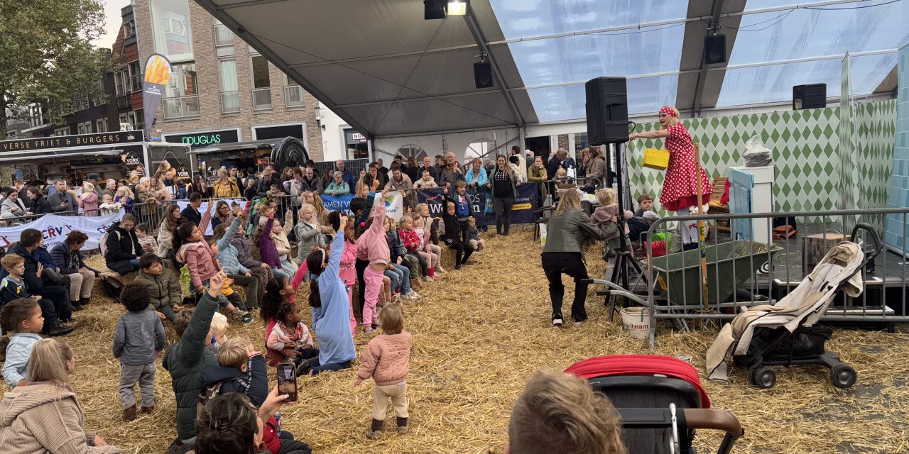 Kindertheater brengt vrolijkheid naar de Woerdense Koeiemart