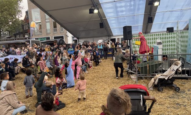 Kindertheater brengt vrolijkheid naar de Woerdense Koeiemart