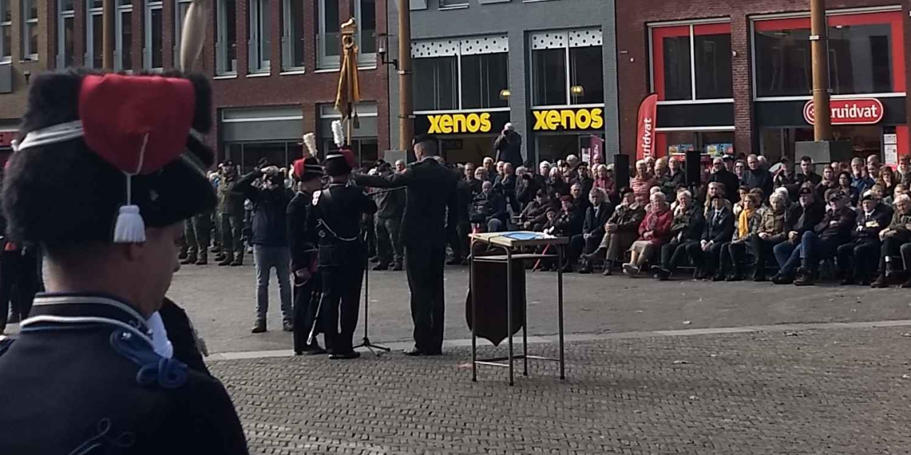 Beëdiging 66 Huzaren van Boreel op het Kerkplein.