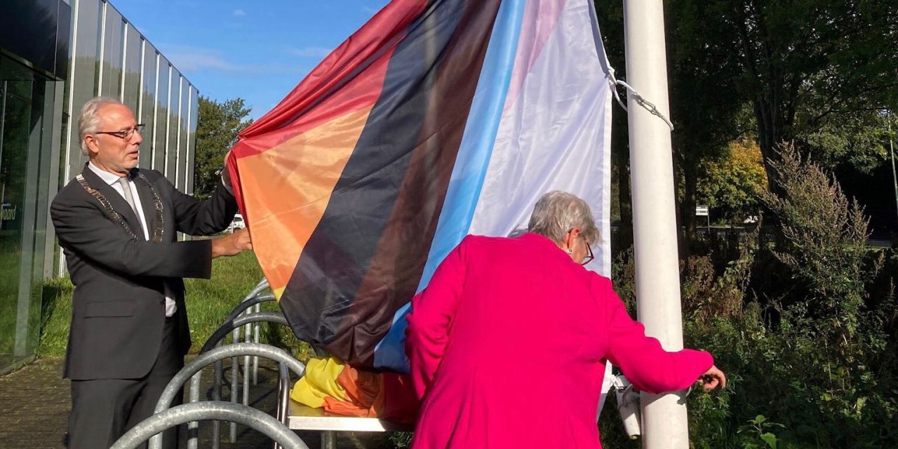 Voor de laatste keer hijst Coby Franken de regenboogvlag