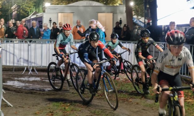 Sportklasse deelnemers fietscrossen tijdens de Kiremko Nacht van Woerden