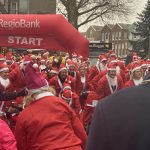 Gekostumeerde gekkigheid maakt Santa Run een succes