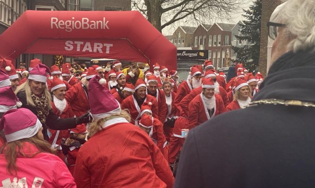 Gekostumeerde gekkigheid maakt Santa Run een succes