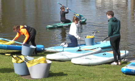 Woerdenaren gaan het water op voor een schonere singel bij SUP Clean up