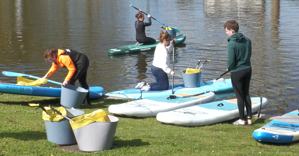 Woerdenaren gaan het water op voor een schonere singel bij SUP Clean up