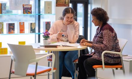 Taalcafé in bibliotheek Woerden helpt immigranten met intergreren.