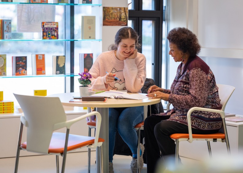 Taalcafé in bibliotheek Woerden helpt immigranten met intergreren.