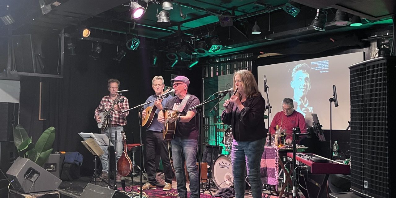 De Ierse tribute band ‘De Pooks’ eert legende Shane MacGowan bij podium Bredius