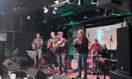 De Ierse tribute band ‘De Pooks’ eert legende Shane MacGowan bij podium Bredius