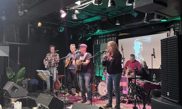 De Ierse tribute band ‘De Pooks’ eert legende Shane MacGowan bij podium Bredius