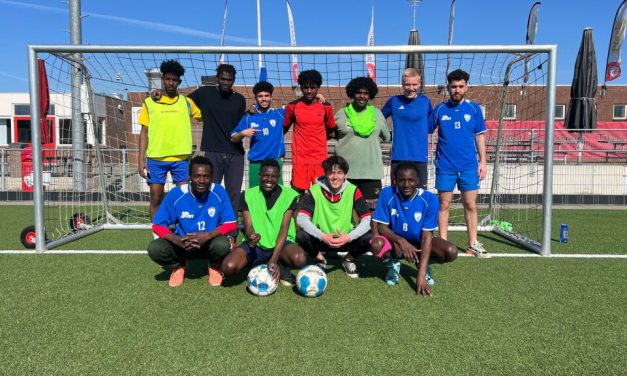 Tussenjaar vol betekenis: Tom en Bram starten een asielzoekers voetbalteam