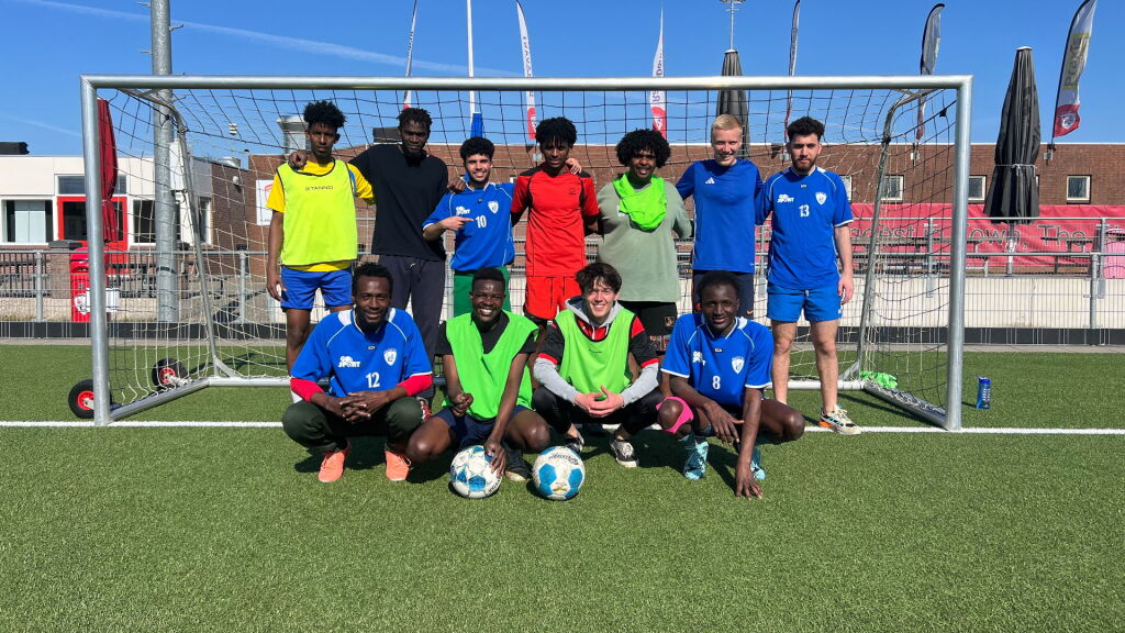 Tussenjaar vol betekenis: Tom en Bram starten een asielzoekers voetbalteam
