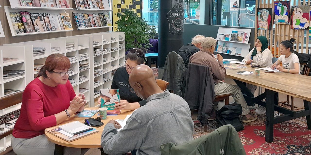 Taalcafé helpt mensen de Nederlandse taal te beheersen