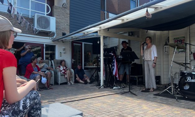 ‘Gluren bij de Buren’ in Woerden: countryklanken in een zonovergoten stadstuin