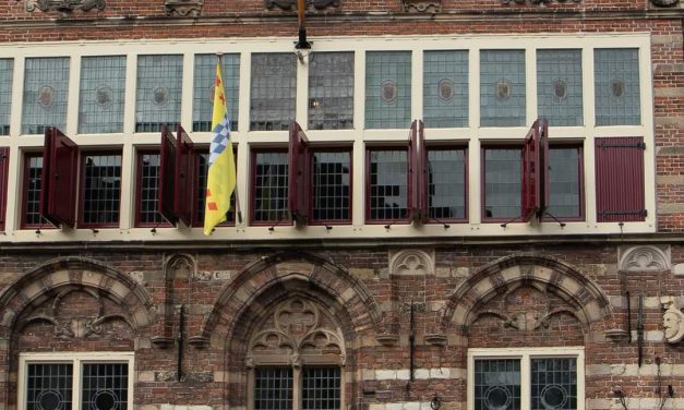Stadsmuseum Woerden opent nieuwe tentoonstelling over zakdoeken: Bloed, zweet en tranen