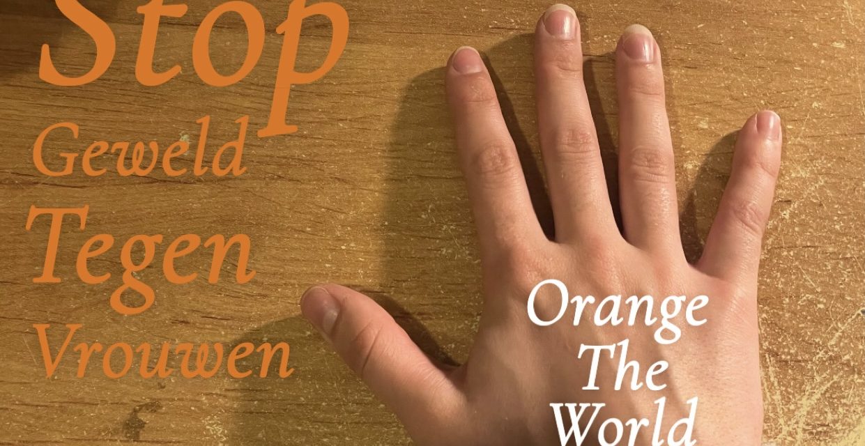 De Petruskerk in Woerden wordt oranje verlicht