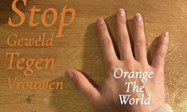 De Petruskerk in Woerden wordt oranje verlicht