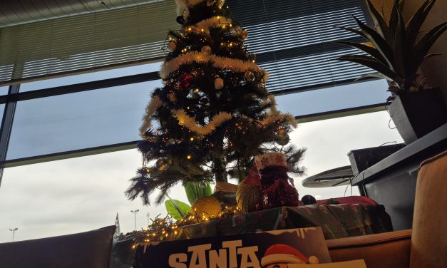 Geld Santa Run wordt besteed aan eenzame ouderen. “Je merkt gewoon hoe belangrijk het is om weer onder de mensen te zijn.”