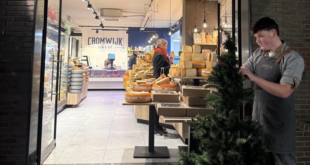 Kerstshoppen in Woerden: medewerkers stellen eigen kerstpakket samen