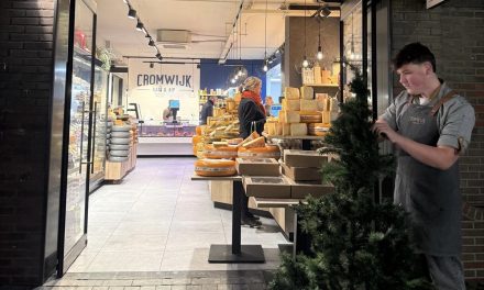 Kerstshoppen in Woerden: medewerkers stellen eigen kerstpakket samen