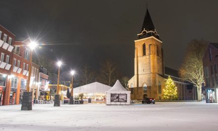 Voorbereidingen kerstboom op het Kerkplein in volle gang
