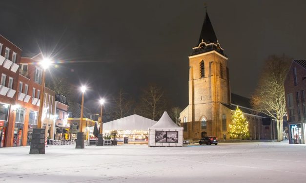 Voorbereidingen kerstboom op het Kerkplein in volle gang