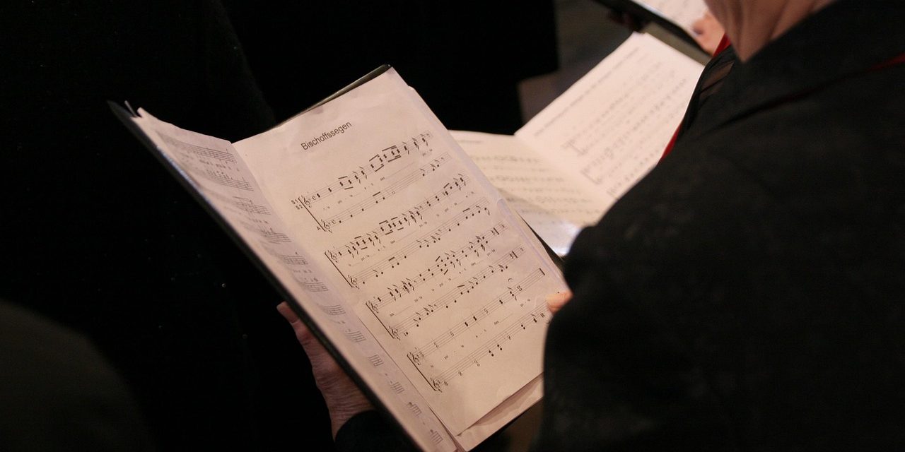 Kerstsamenzang brengt warmte en verbinding, terwijl kerk langzaam kleiner wordt