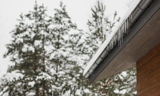 Beschadigde dakgoten door hevige sneeuwval in Woerden