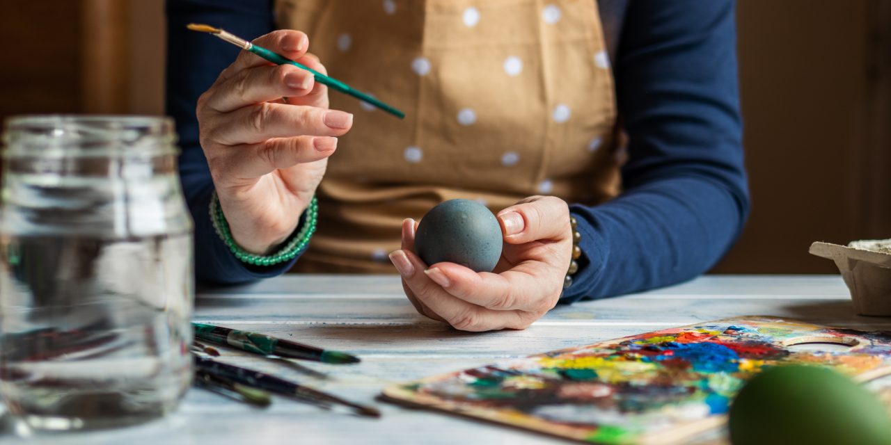 Jongeren met autisme versieren samen paaseieren tijdens Soosjaal-bijeenkomst