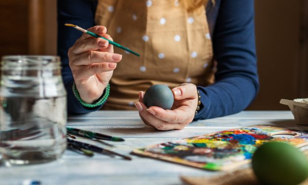 Jongeren met autisme versieren samen paaseieren tijdens Soosjaal-bijeenkomst
