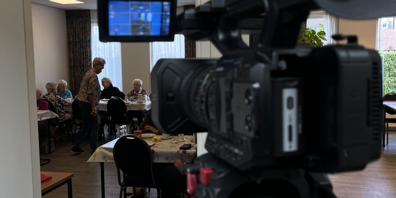 Vrijwilliger Kaja de Borst brengt mensen samen aan tafel