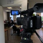 Vrijwilliger Kaja de Borst brengt mensen samen aan tafel