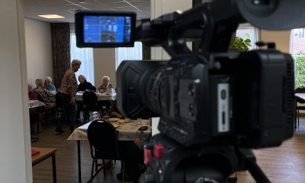 Vrijwilliger Kaja de Borst brengt mensen samen aan tafel