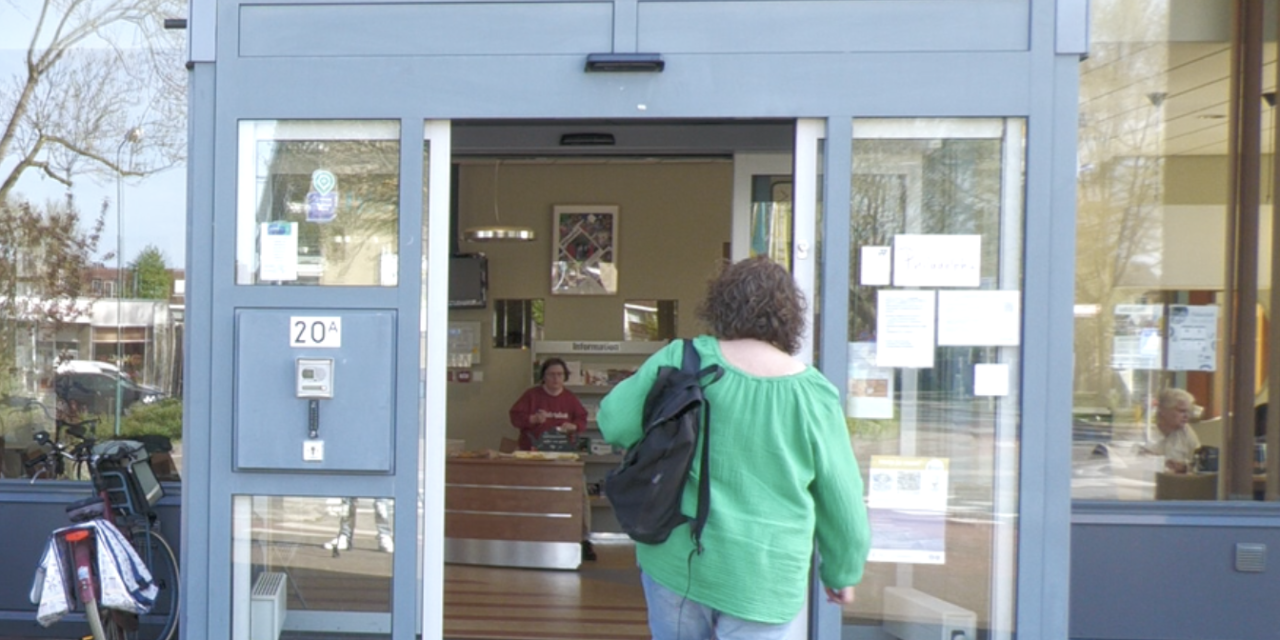 Buurtverbinder Inger van Dijk brengt mensen dichter bij elkaar