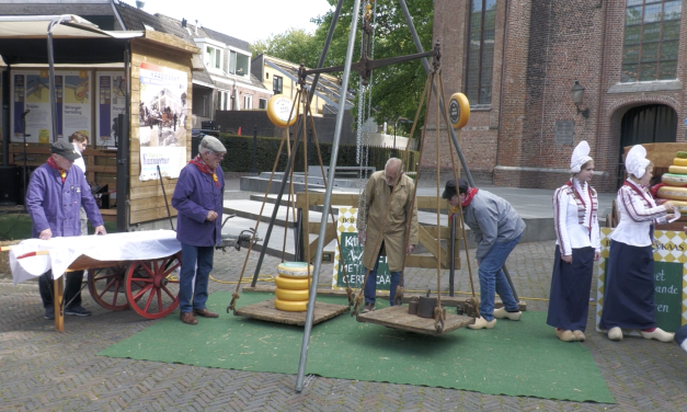 Handjeklap op het Kerkplein