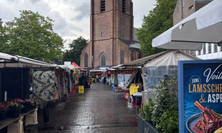 Weekmarkt Woerden: zijn de klanten weggespoeld door de tijd of door de regen?