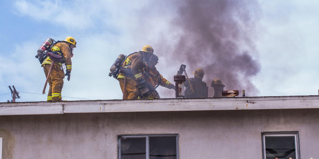 Buurvrouwen helpen getroffen huizen bliksembrand met inzamelactie