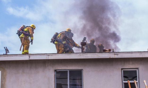 Buurvrouwen helpen getroffen huizen bliksembrand met inzamelactie