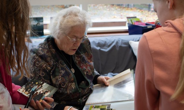 SvJ-studenten helpen basisschoolkinderen uit Zoelen bij interviewen ouderen  